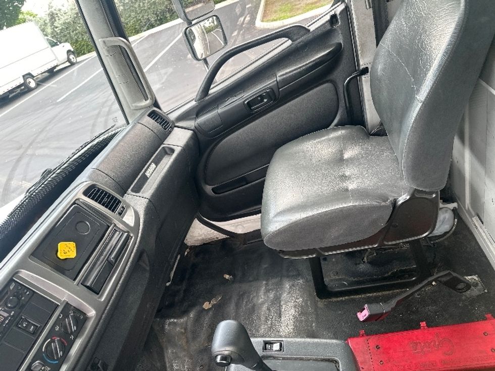 Medium Duty Box Truck-Light and Medium Duty Trucks-Hino-2020-268-Medley-FL-241,271\n\t\tmiles-$ 42,250 - Image 19