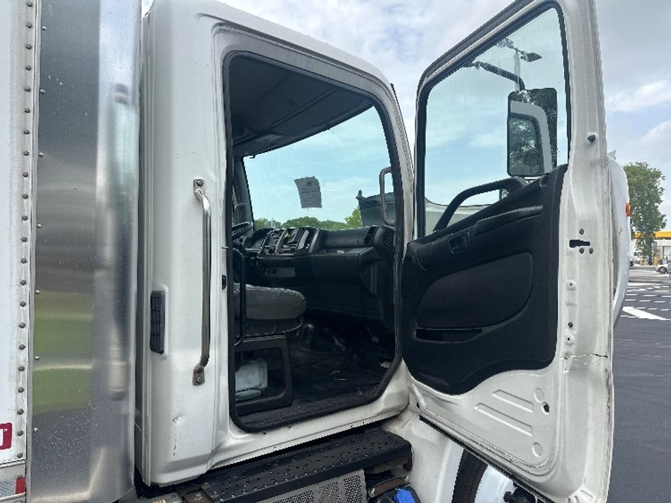 Medium Duty Box Truck-Light and Medium Duty Trucks-Hino-2020-268-Medley-FL-241,271\n\t\tmiles-$ 42,250 - Image 20