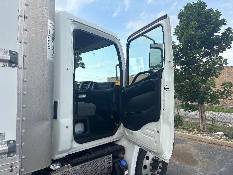 Medium Duty Box Truck-Light and Medium Duty Trucks-Hino-2020-268-Mississauga-ON-235,776\n\t\tkm-$ 72,500 - Image 20
