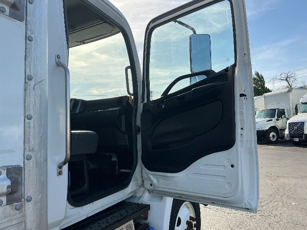Medium Duty Box Truck-Light and Medium Duty Trucks-Hino-2020-268-Moberly-MO-149,993\n\t\tmiles-$ 61,250 - Image 20