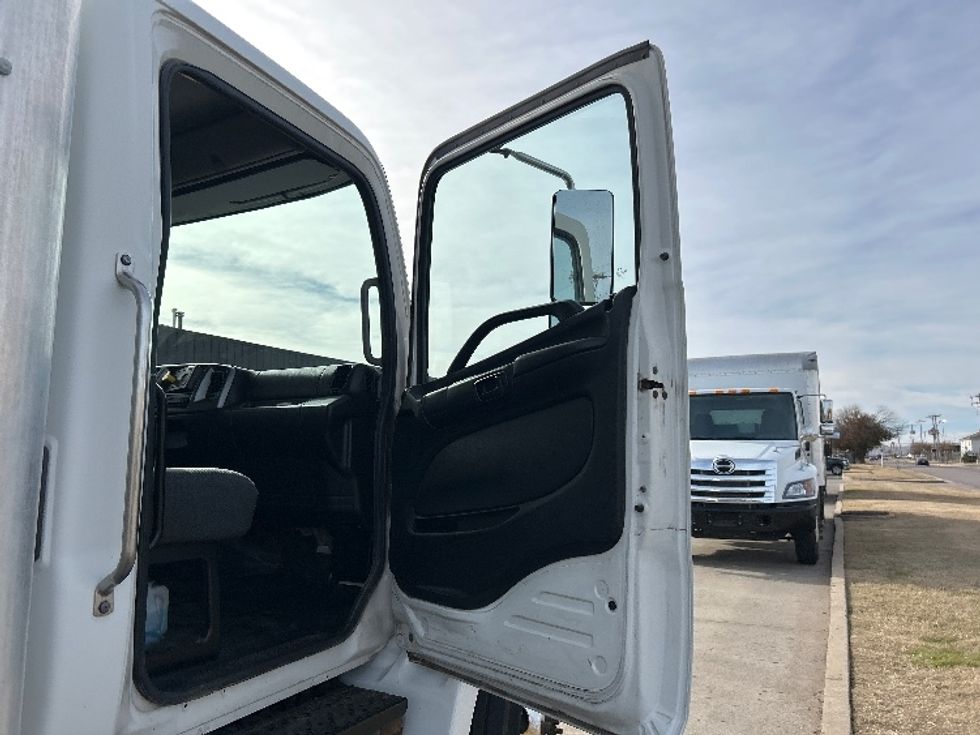 Medium Duty Box Truck-Light and Medium Duty Trucks-Hino-2020-268-Oklahoma City-OK-296,266\n\t\tmiles-$ 31,000 - Image 20