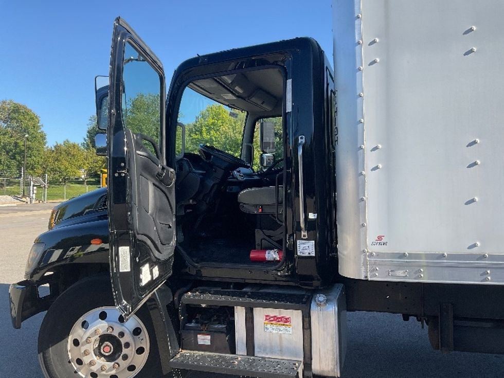 Medium Duty Box Truck-Light and Medium Duty Trucks-Hino-2020-268-Pennsauken-NJ-268,184\n\t\tmiles-$ 35,750 - Image 16