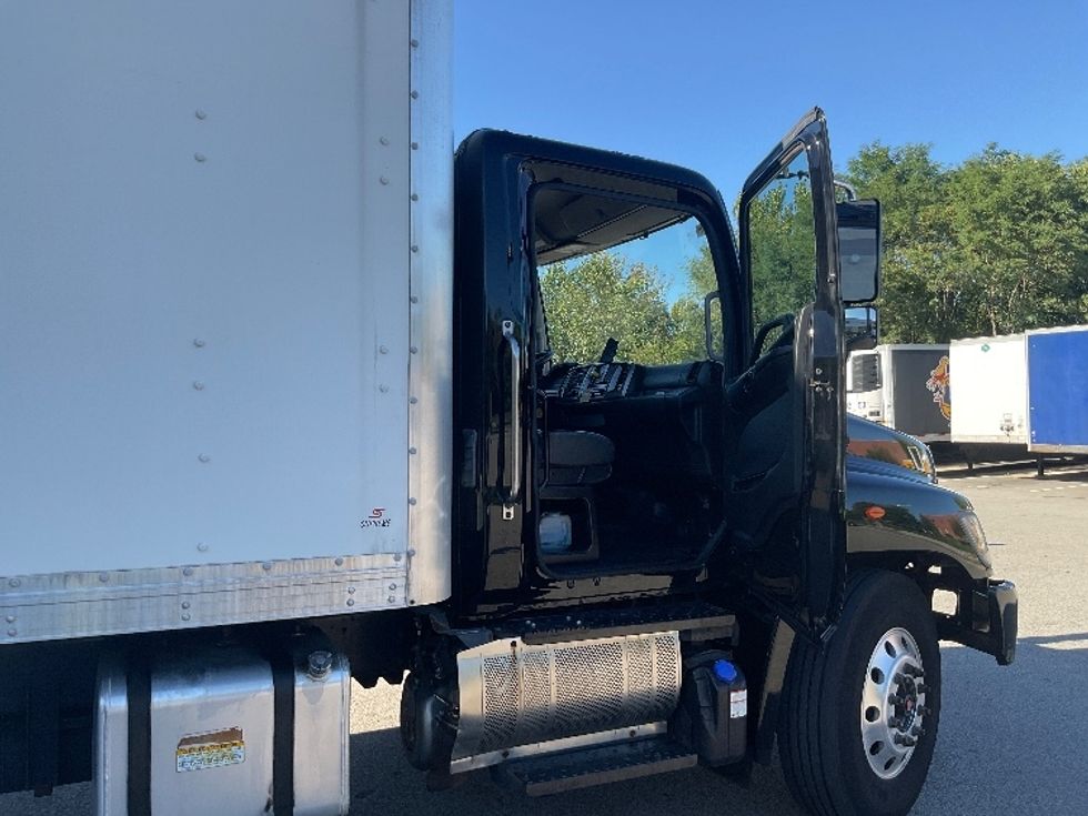 Medium Duty Box Truck-Light and Medium Duty Trucks-Hino-2020-268-Pennsauken-NJ-268,184\n\t\tmiles-$ 35,750 - Image 20