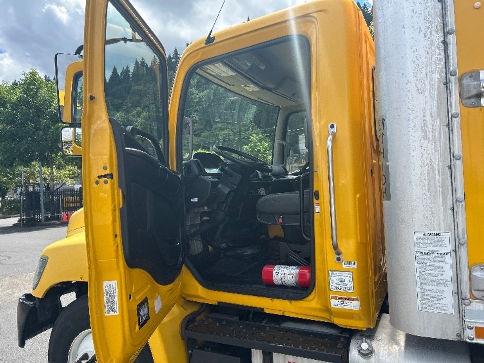 Medium Duty Box Truck-Light and Medium Duty Trucks-Hino-2020-268-Portland-OR-147,331\n\t\tmiles-$ 58,000 - Image 16