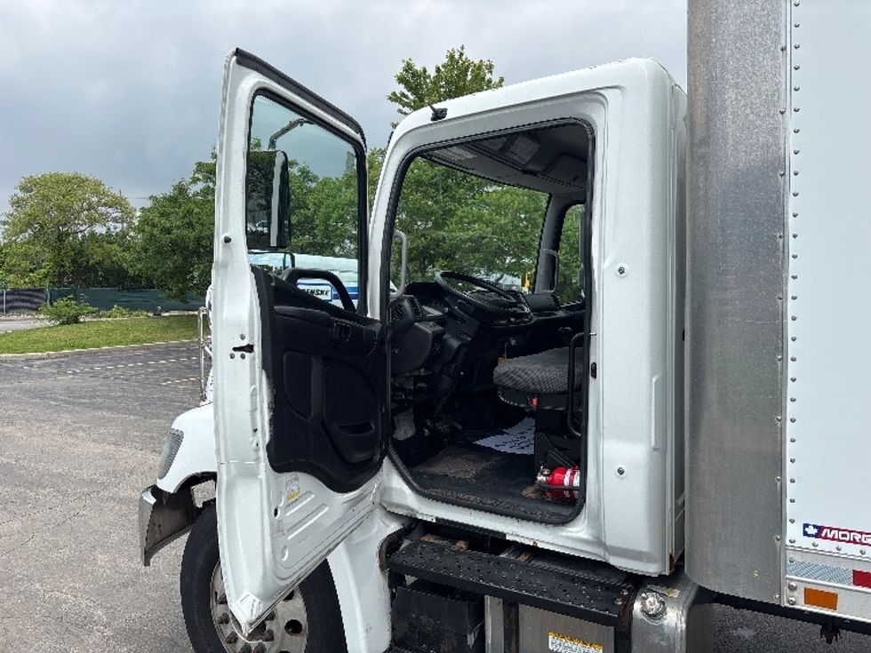 Medium Duty Box Truck-Light and Medium Duty Trucks-Hino-2020-268-Stoney Creek-ON-259,925\n\t\tkm-$ 69,750 - Image 16