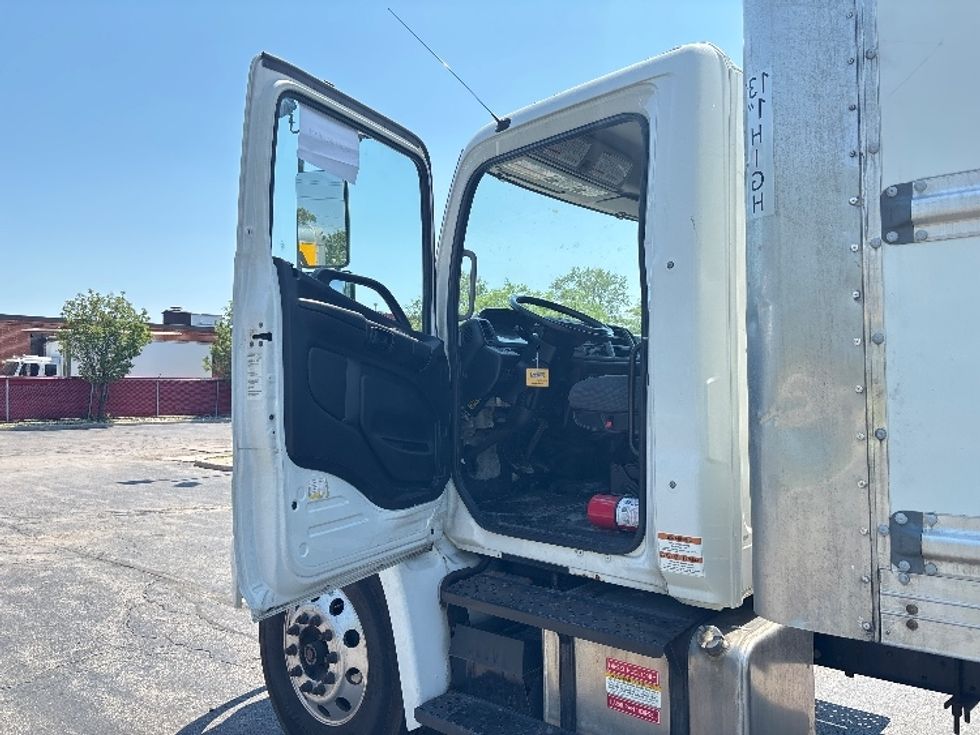 Medium Duty Box Truck-Light and Medium Duty Trucks-Hino-2020-268-Toronto-ON-303,008\n\t\tkm-$ 66,250 - Image 16