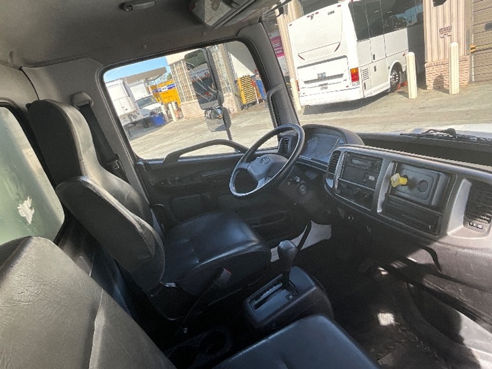 Medium Duty Box Truck-Light and Medium Duty Trucks-Hino-2020-268-West Sacramento-CA-117,886\n\t\tmiles-$ 61,500 - Image 23