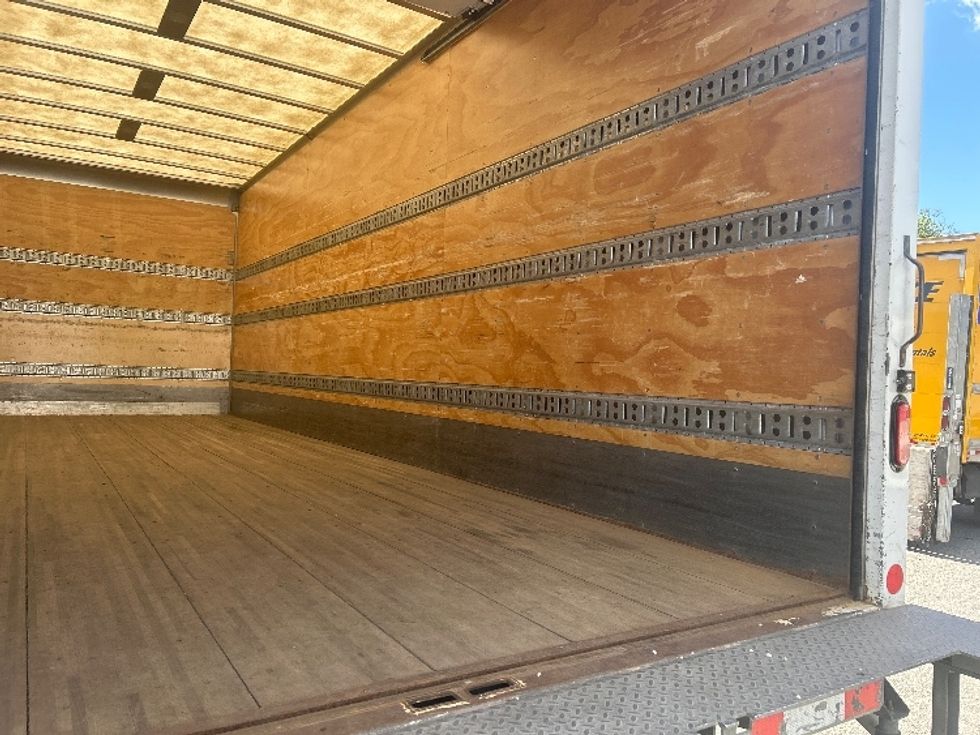 Medium Duty Box Truck-Light and Medium Duty Trucks-Hino-2020-338-Abbotsford-BC-176,101\n\t\tkm-$ 61,250 - Image 12