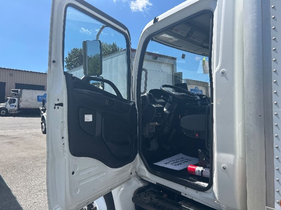 Medium Duty Box Truck-Light and Medium Duty Trucks-Hino-2020-338-Abbotsford-BC-176,101\n\t\tkm-$ 61,250 - Image 16