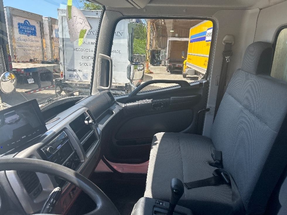 Medium Duty Box Truck-Light and Medium Duty Trucks-Hino-2020-338-Abbotsford-BC-176,101\n\t\tkm-$ 61,250 - Image 19