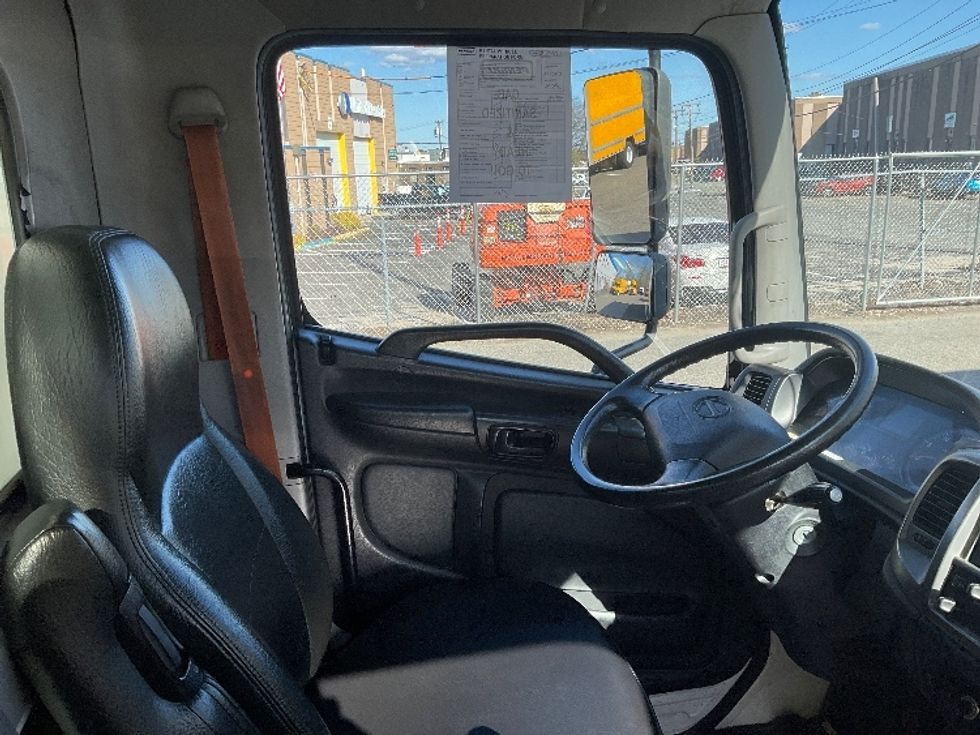 Medium Duty Box Truck-Light and Medium Duty Trucks-Hino-2020-338-Braintree-MA-144,572\n\t\tmiles-$ 41,500 - Image 22