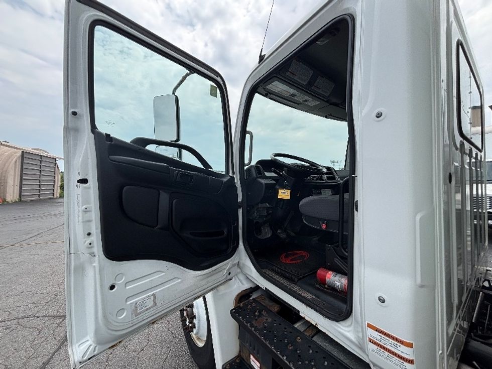 Medium Duty Box Truck-Light and Medium Duty Trucks-Hino-2020-338-Burlington-ON-391,403\n\t\tkm-$ 49,750 - Image 16