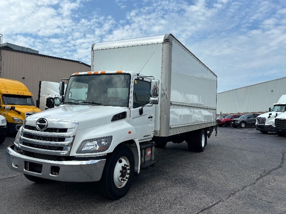 Medium Duty Box Truck-Light and Medium Duty Trucks-Hino-2020-338-Burlington-ON-391,403\n\t\tkm-$ 49,750 - Image 3
