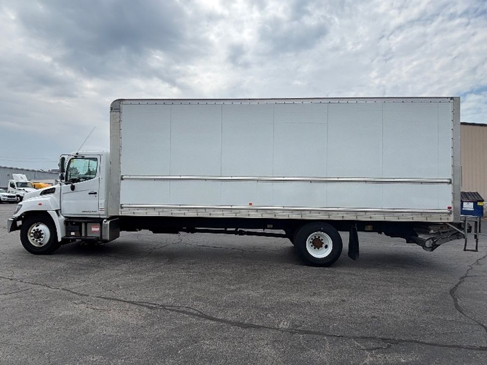 Medium Duty Box Truck-Light and Medium Duty Trucks-Hino-2020-338-Burlington-ON-391,403\n\t\tkm-$ 49,750 - Image 4