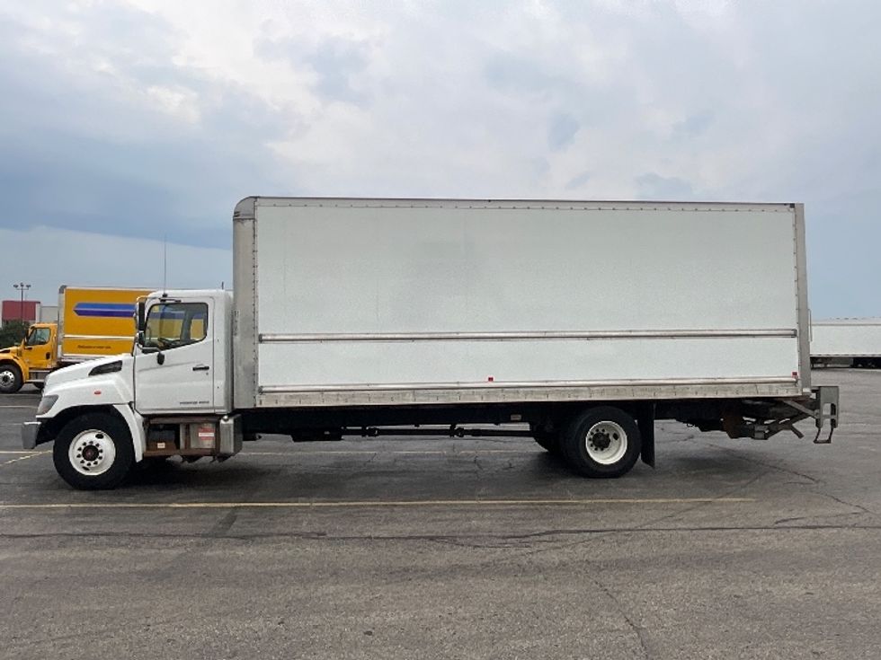 Medium Duty Box Truck-Light and Medium Duty Trucks-Hino-2020-338-Cambridge-ON-336,429\n\t\tkm-$ 56,250 - Image 4