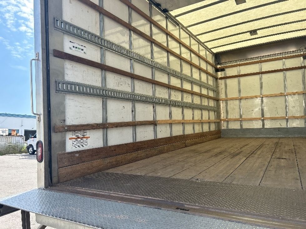 Medium Duty Box Truck-Light and Medium Duty Trucks-Hino-2020-338-Delta-BC-176,379\n\t\tkm-$ 68,750 - Image 11