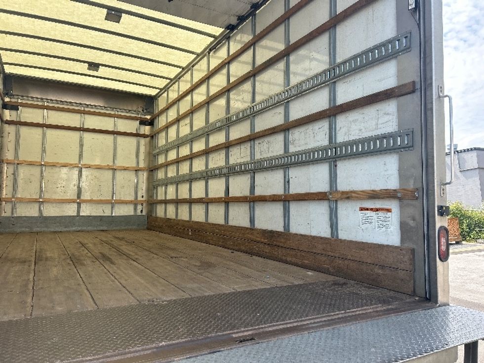 Medium Duty Box Truck-Light and Medium Duty Trucks-Hino-2020-338-Delta-BC-176,379\n\t\tkm-$ 68,750 - Image 12