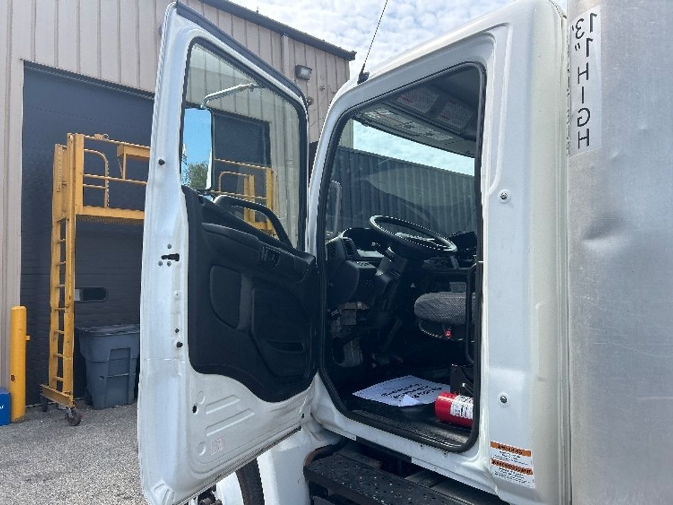 Medium Duty Box Truck-Light and Medium Duty Trucks-Hino-2020-338-Delta-BC-176,379\n\t\tkm-$ 68,750 - Image 16