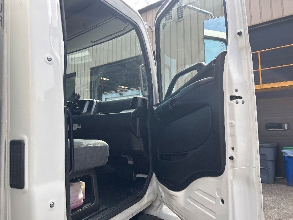 Medium Duty Box Truck-Light and Medium Duty Trucks-Hino-2020-338-Delta-BC-176,379\n\t\tkm-$ 68,750 - Image 20