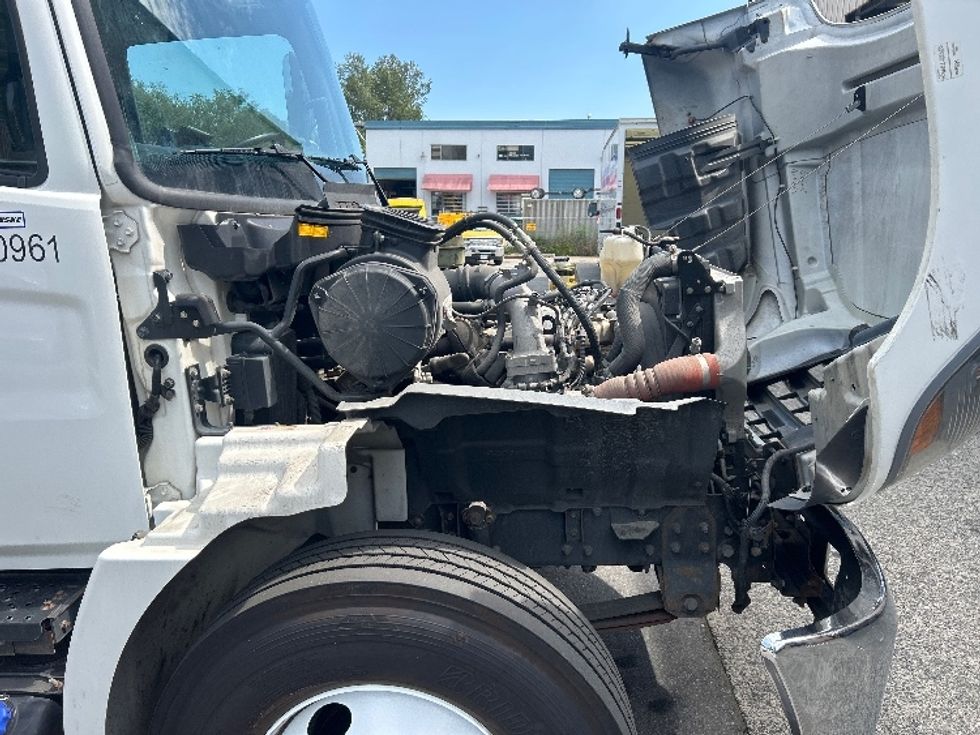 Medium Duty Box Truck-Light and Medium Duty Trucks-Hino-2020-338-Delta-BC-176,379\n\t\tkm-$ 68,750 - Image 23