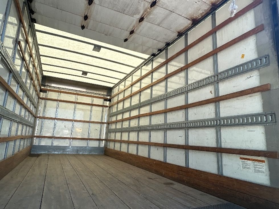 Medium Duty Box Truck-Light and Medium Duty Trucks-Hino-2020-338-Delta-BC-183,911\n\t\tkm-$ 68,250 - Image 12