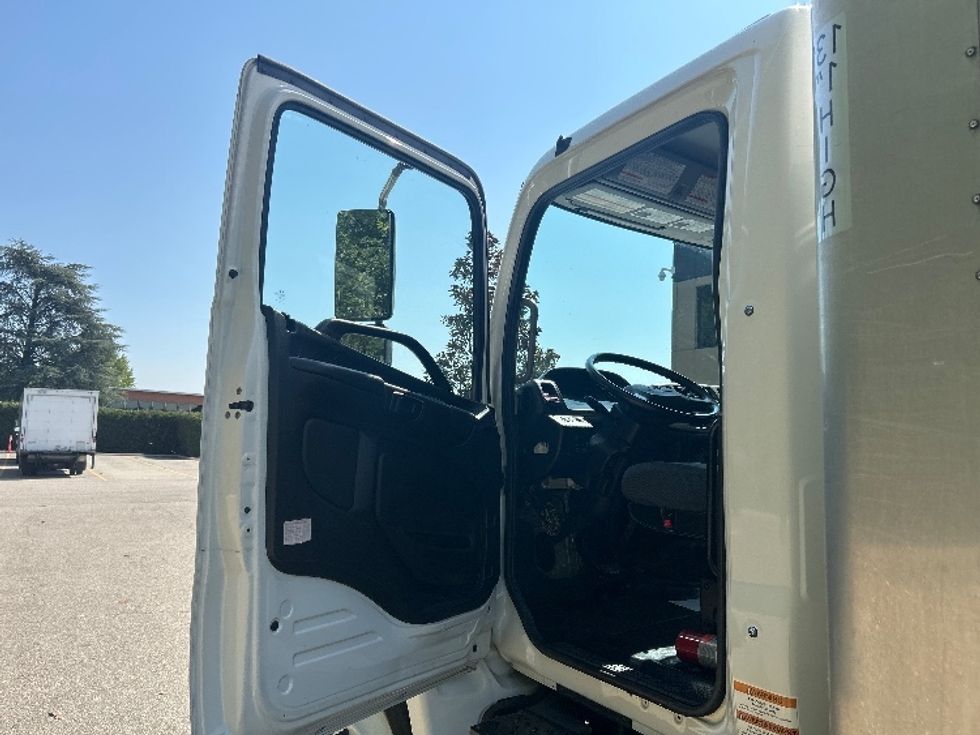 Medium Duty Box Truck-Light and Medium Duty Trucks-Hino-2020-338-Delta-BC-183,911\n\t\tkm-$ 68,250 - Image 16
