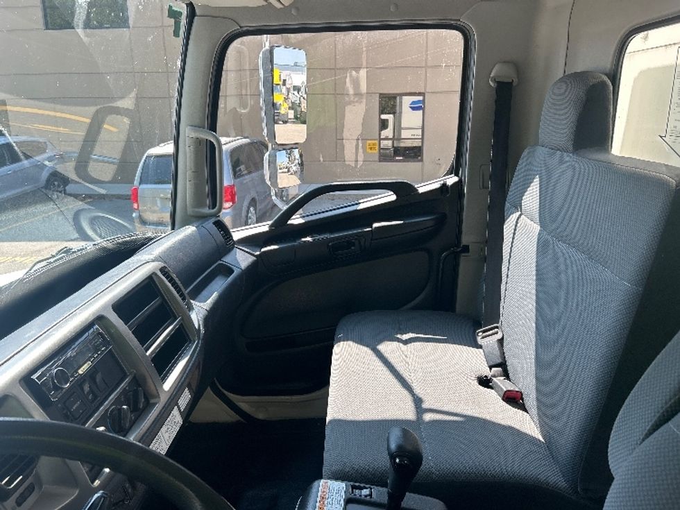 Medium Duty Box Truck-Light and Medium Duty Trucks-Hino-2020-338-Delta-BC-183,911\n\t\tkm-$ 68,250 - Image 19
