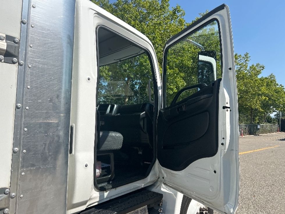 Medium Duty Box Truck-Light and Medium Duty Trucks-Hino-2020-338-Delta-BC-183,911\n\t\tkm-$ 68,250 - Image 20