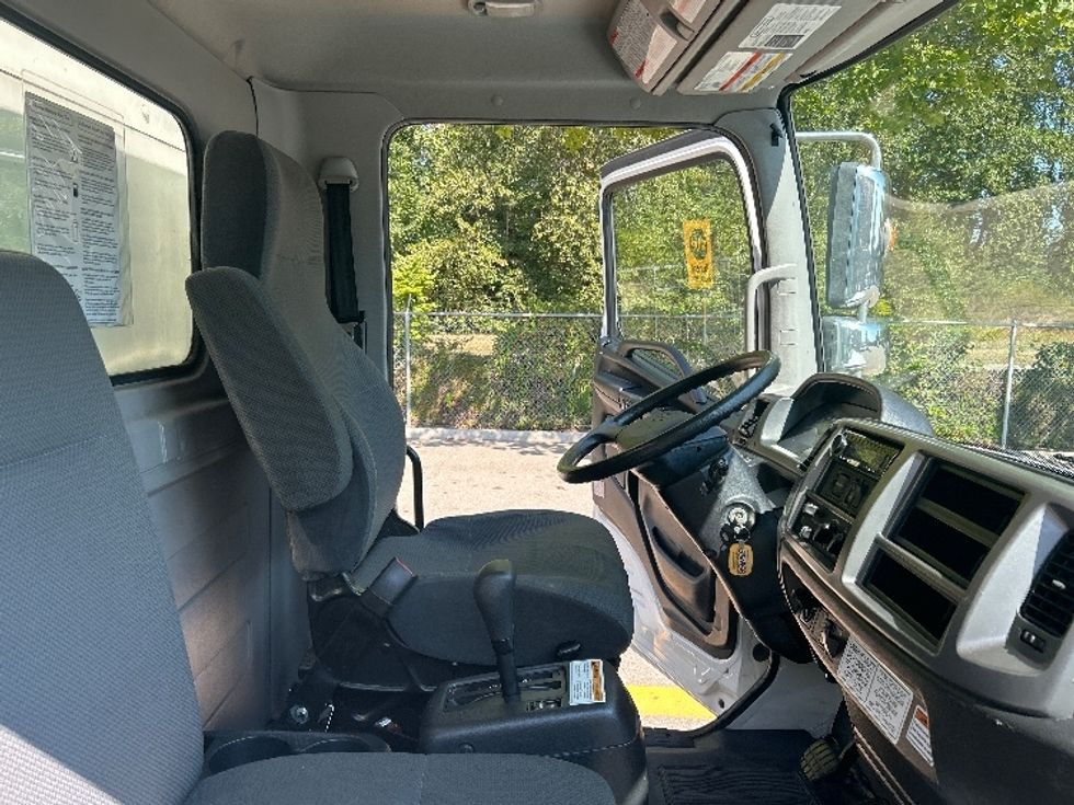 Medium Duty Box Truck-Light and Medium Duty Trucks-Hino-2020-338-Delta-BC-183,911\n\t\tkm-$ 68,250 - Image 22