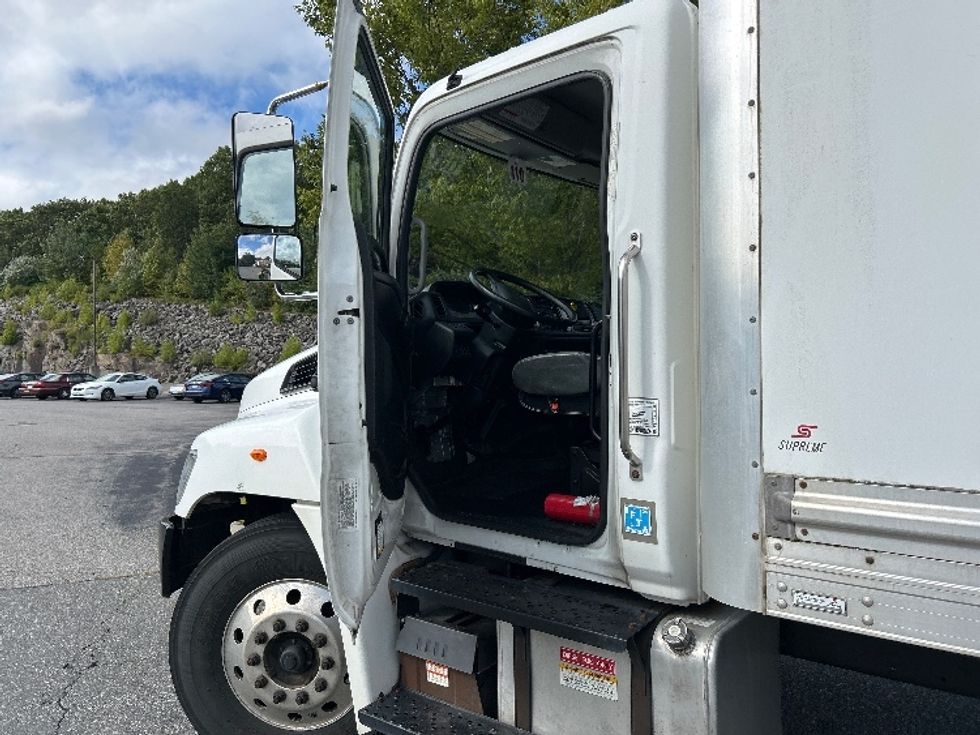 Medium Duty Box Truck-Light and Medium Duty Trucks-Hino-2020-338-Fitchburg-MA-146,441\n\t\tmiles-$ 42,250 - Image 16