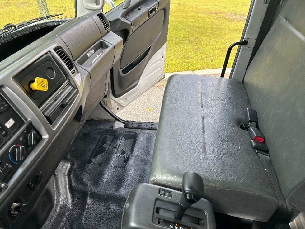 Medium Duty Box Truck-Light and Medium Duty Trucks-Hino-2020-338-Fitchburg-MA-146,441\n\t\tmiles-$ 42,250 - Image 19