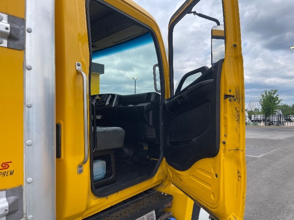 Medium Duty Box Truck-Light and Medium Duty Trucks-Hino-2020-338-Lenexa-KS-219,257\n\t\tmiles-$ 33,250 - Image 19