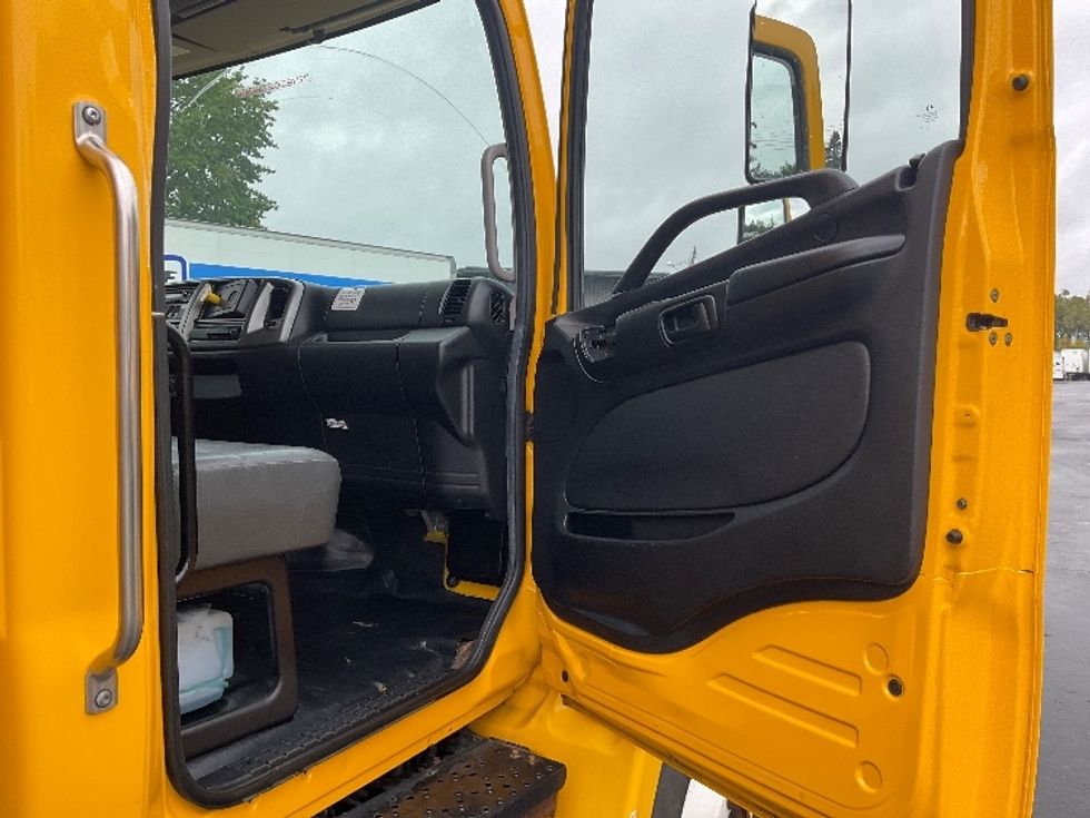Medium Duty Box Truck-Light and Medium Duty Trucks-Hino-2020-338-Liverpool-NY-141,586\n\t\tmiles-$ 44,000 - Image 19