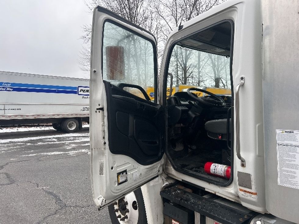 Medium Duty Box Truck-Light and Medium Duty Trucks-Hino-2020-338-Middlefield-OH-261,838\n\t\tmiles-$ 32,250 - Image 15