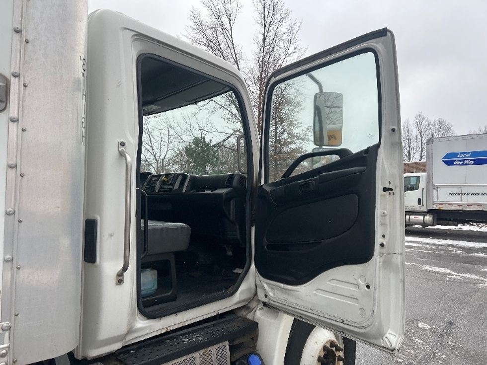 Medium Duty Box Truck-Light and Medium Duty Trucks-Hino-2020-338-Middlefield-OH-261,838\n\t\tmiles-$ 32,250 - Image 19