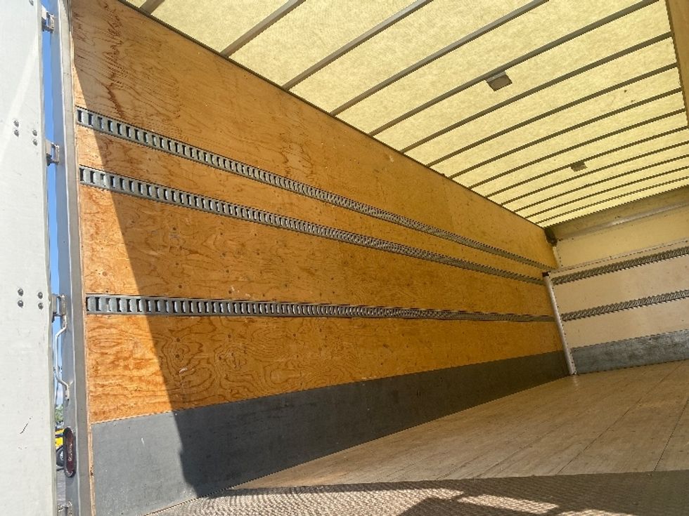 Medium Duty Box Truck-Light and Medium Duty Trucks-Hino-2020-338-Mississauga-ON-127,624\n\t\tkm-$ 98,250 - Image 10