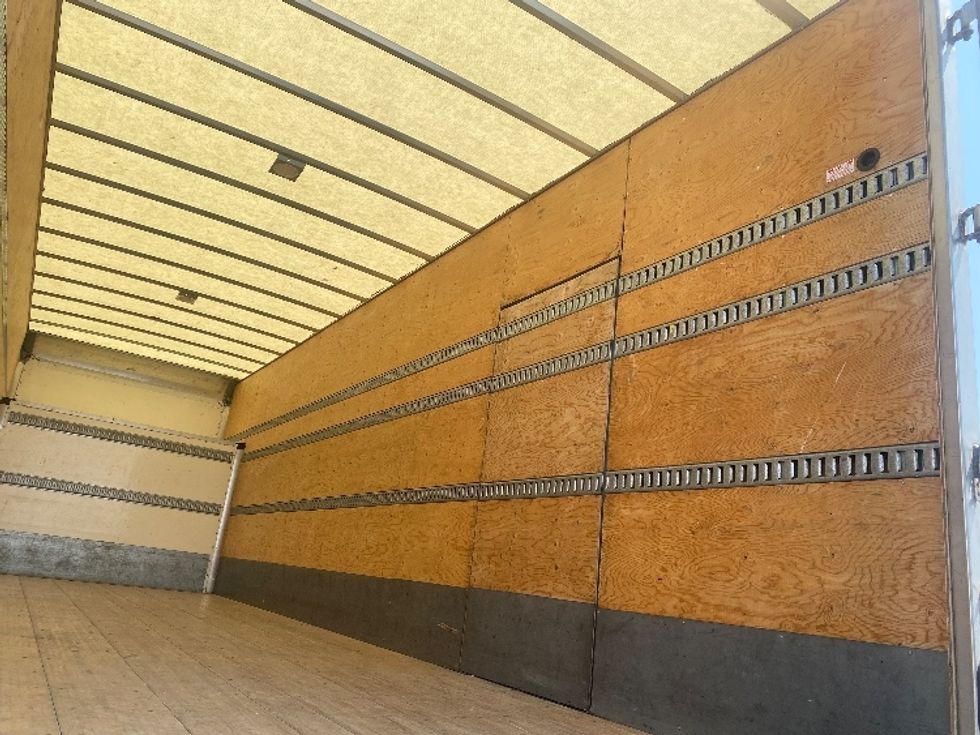 Medium Duty Box Truck-Light and Medium Duty Trucks-Hino-2020-338-Mississauga-ON-127,624\n\t\tkm-$ 98,250 - Image 11