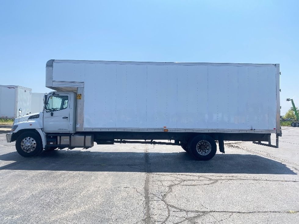 Medium Duty Box Truck-Light and Medium Duty Trucks-Hino-2020-338-Mississauga-ON-127,624\n\t\tkm-$ 98,250 - Image 4