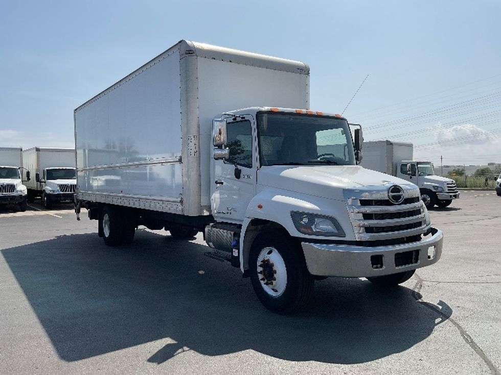 Medium Duty Box Truck-Light and Medium Duty Trucks-Hino-2020-338-Mississauga-ON-185,089\n\t\tkm-$ 74,750 - Image 1