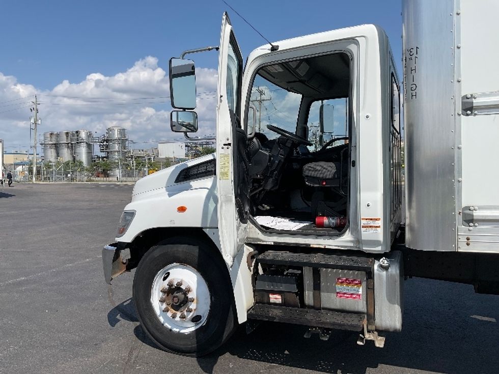 Medium Duty Box Truck-Light and Medium Duty Trucks-Hino-2020-338-Mississauga-ON-185,089\n\t\tkm-$ 74,750 - Image 16
