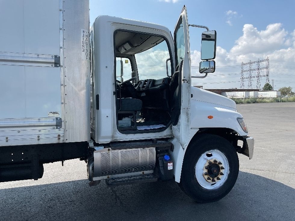 Medium Duty Box Truck-Light and Medium Duty Trucks-Hino-2020-338-Mississauga-ON-185,089\n\t\tkm-$ 74,750 - Image 20