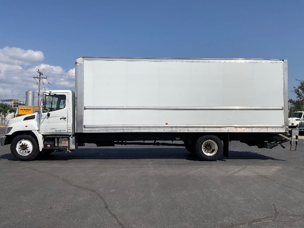 Medium Duty Box Truck-Light and Medium Duty Trucks-Hino-2020-338-Mississauga-ON-185,089\n\t\tkm-$ 74,750 - Image 4