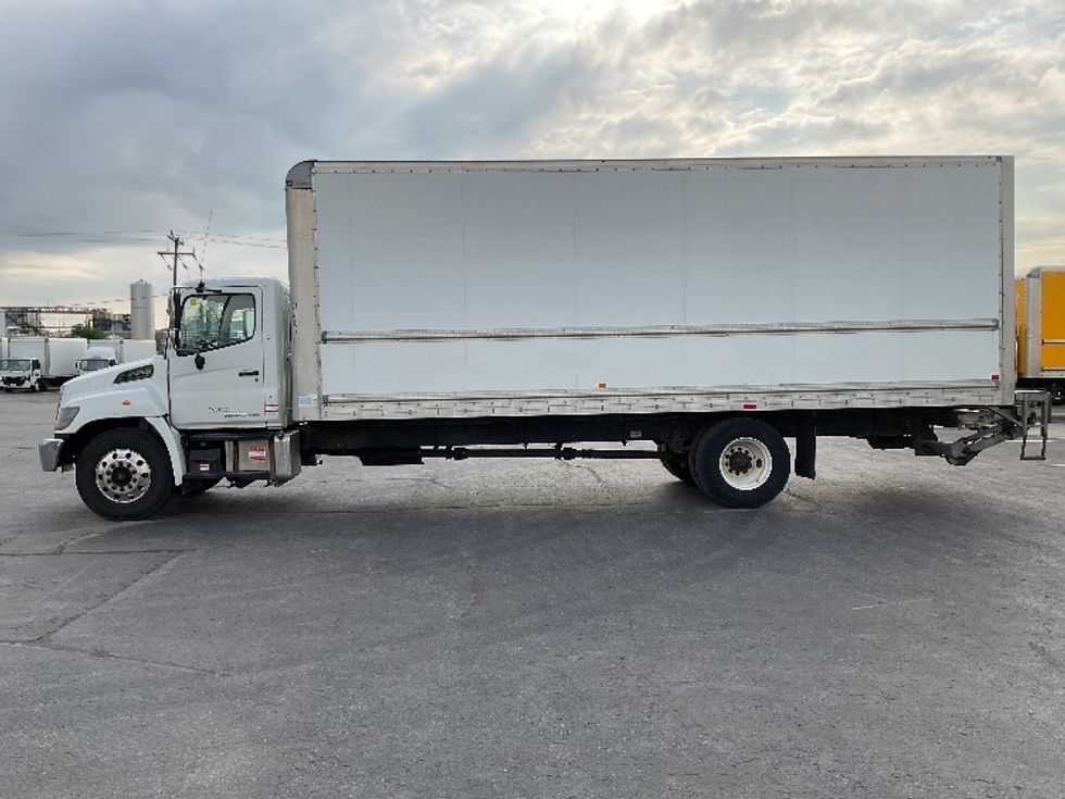 Medium Duty Box Truck-Light and Medium Duty Trucks-Hino-2020-338-Mississauga-ON-200,563\n\t\tkm-$ 71,000 - Image 4