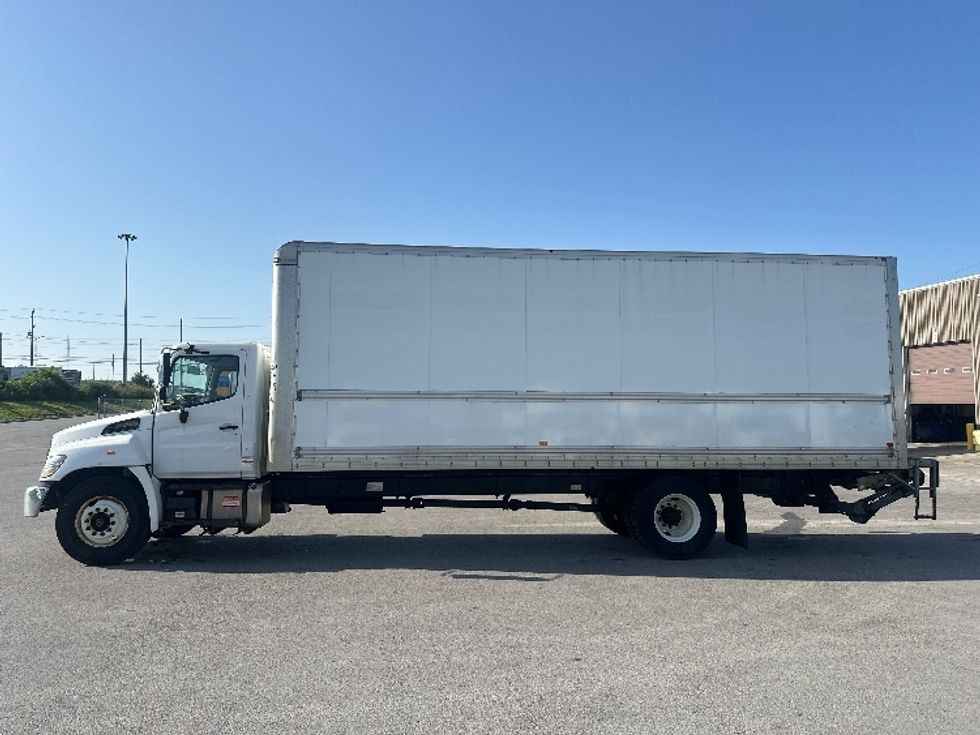 Medium Duty Box Truck-Light and Medium Duty Trucks-Hino-2020-338-Mississauga-ON-326,887\n\t\tkm-$ 56,500 - Image 4