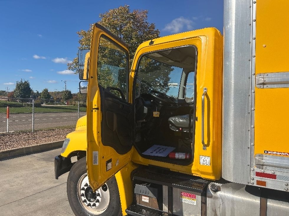 Medium Duty Box Truck-Light and Medium Duty Trucks-Hino-2020-338-Roseville-MN-151,689\n\t\tmiles-$ 47,000 - Image 16