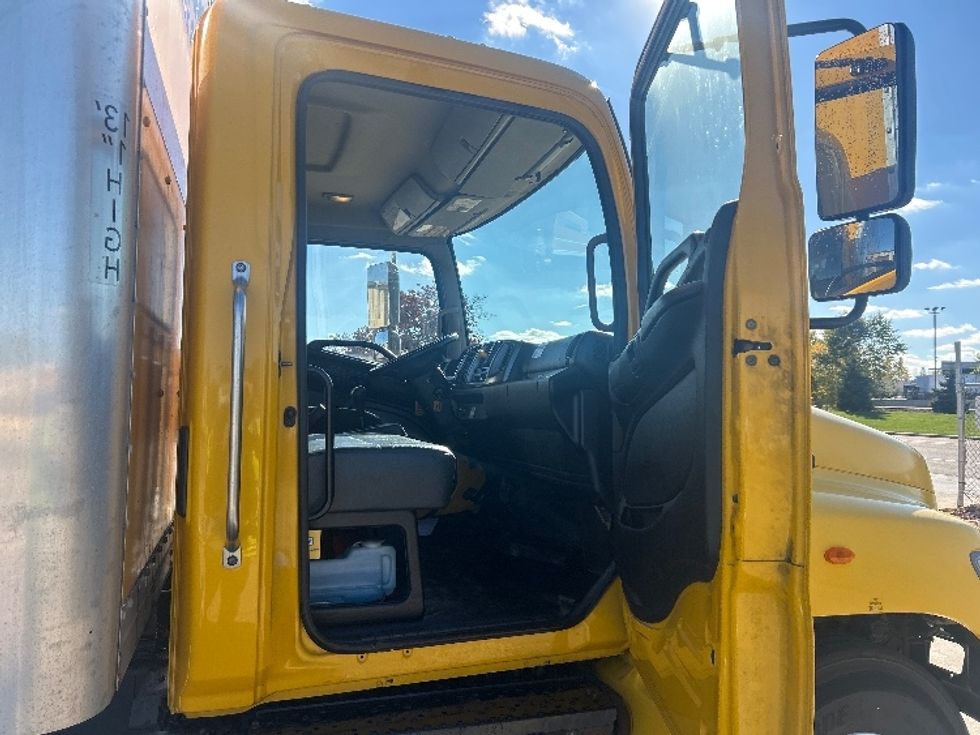 Medium Duty Box Truck-Light and Medium Duty Trucks-Hino-2020-338-Roseville-MN-151,689\n\t\tmiles-$ 47,000 - Image 19