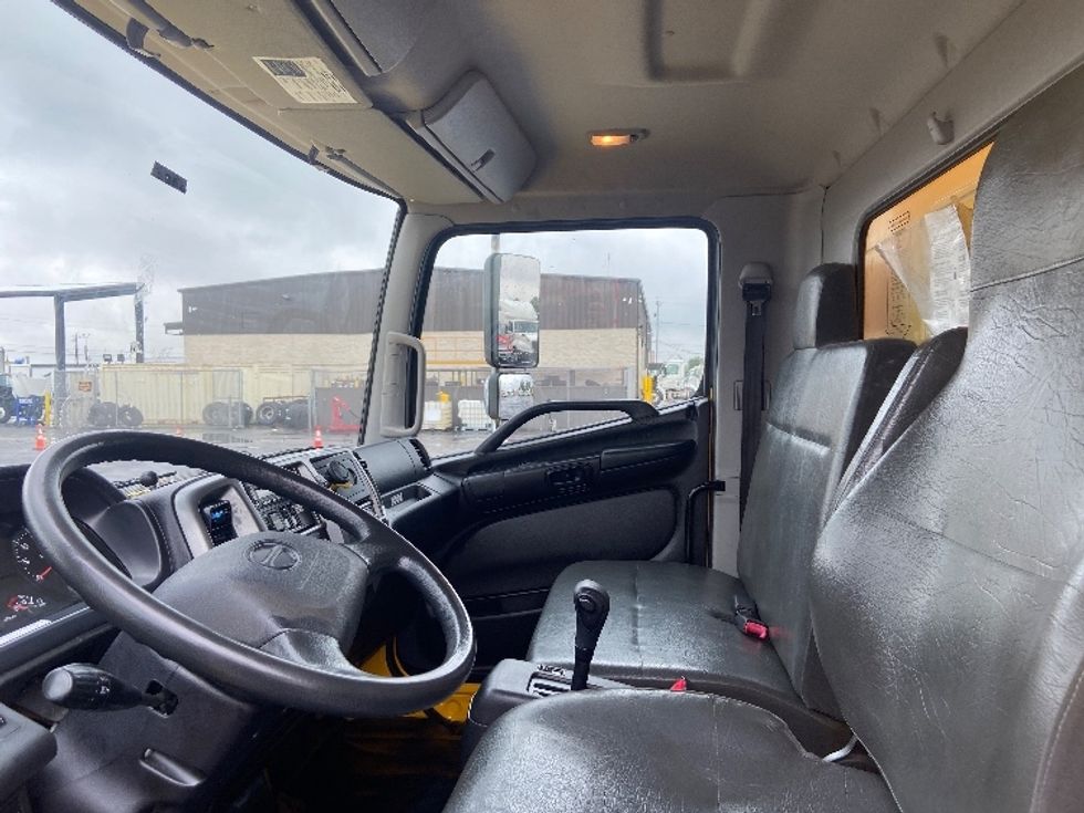 Medium Duty Box Truck-Light and Medium Duty Trucks-Hino-2020-338-San Antonio-TX-214,589\n\t\tmiles-$ 36,250 - Image 19