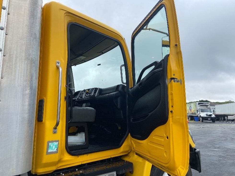Medium Duty Box Truck-Light and Medium Duty Trucks-Hino-2020-338-San Antonio-TX-214,589\n\t\tmiles-$ 36,250 - Image 20