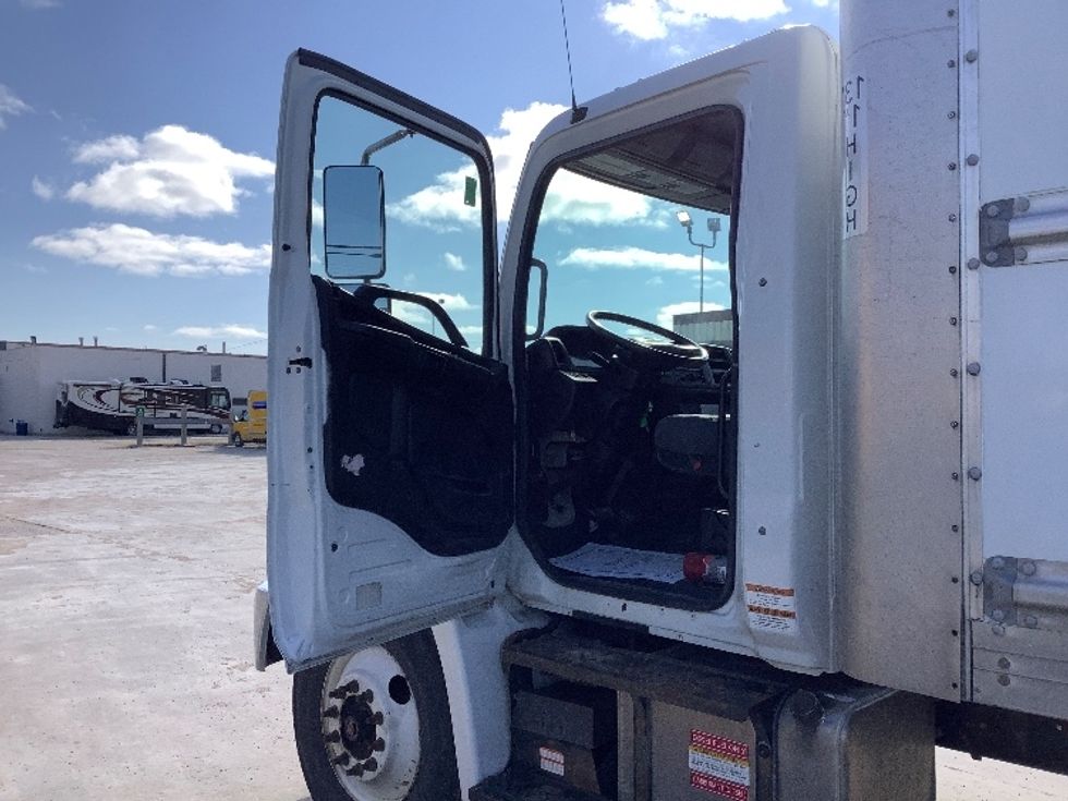 Medium Duty Box Truck-Light and Medium Duty Trucks-Hino-2020-338-Winnipeg-MB-156,786\n\t\tkm-$ 78,500 - Image 16