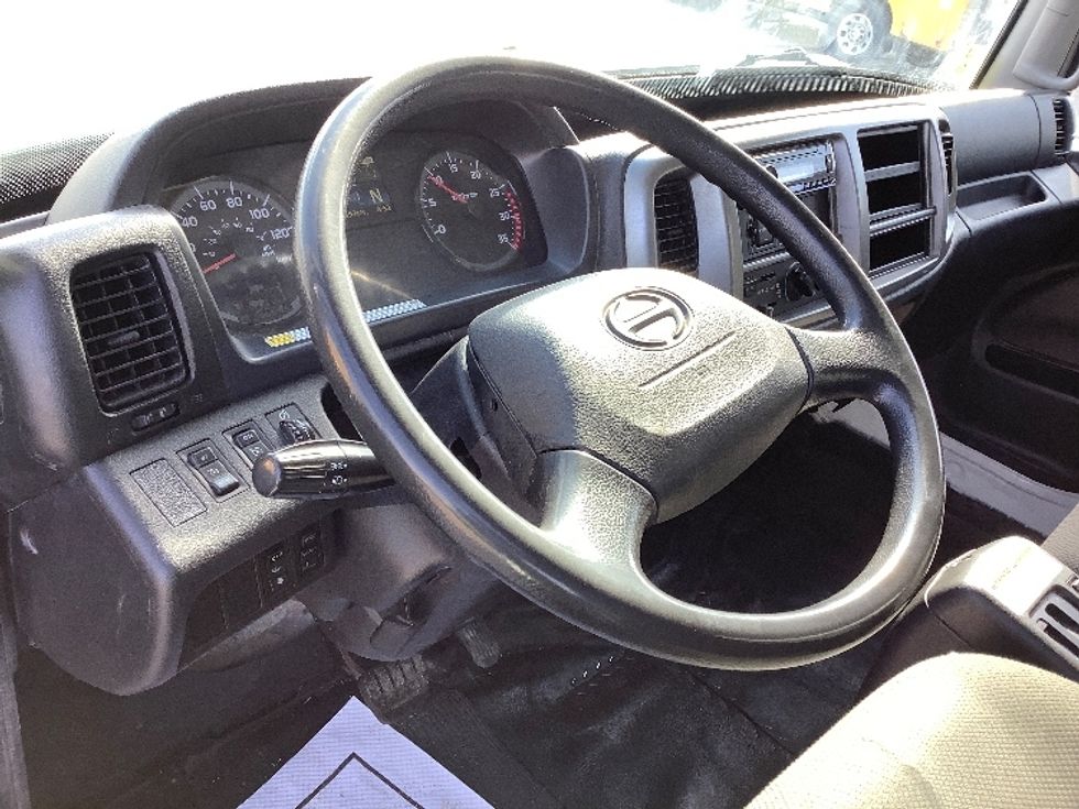 Medium Duty Box Truck-Light and Medium Duty Trucks-Hino-2020-338-Winnipeg-MB-156,786\n\t\tkm-$ 78,500 - Image 17